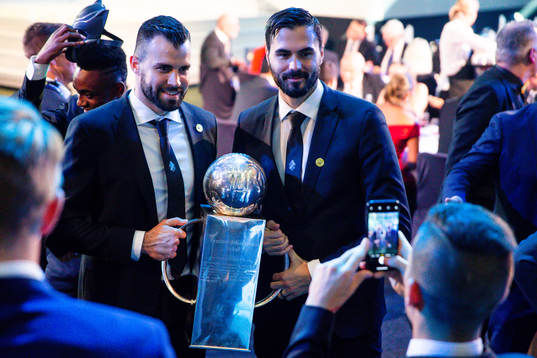 s Budimir Janošević och Denni Avdic poserar med Lennart