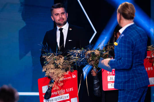 Johan Gustavsson tar emot Fair play priset för Dalkurd för