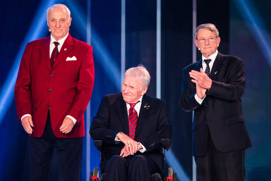 Owe Ohlsson, Bengt Ågren och Agne Simonsson delar ut