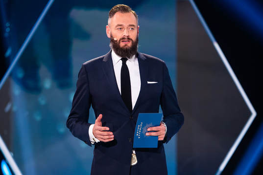 Olof Lundh delar ut fotbollskanalens Hederspris