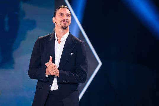 Zlatan Ibrahimovic delar ut Nr.10 stipendiet