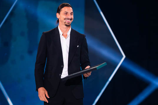 Zlatan Ibrahimovic delar ut  Nr.10 stipendiet