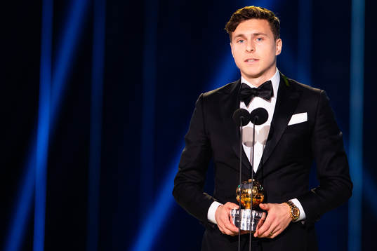 Victor Nilsson Lindelöf tilldelas Guldbollen