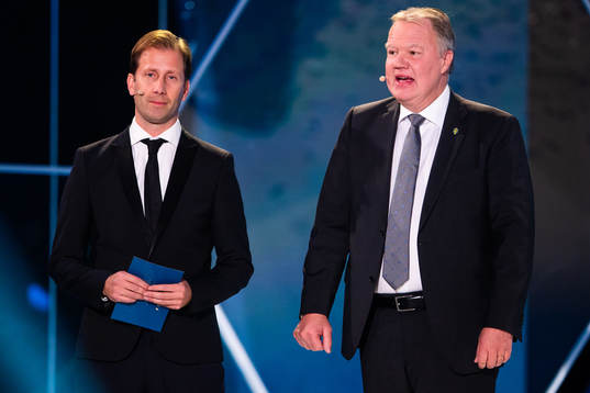 Simon Bank och Karl-Erik Nilsson delar ut Guldbollen