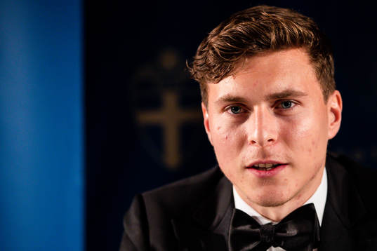 Victor Nilsson Lindelöf på en presskonferens