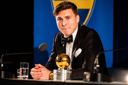 Victor Nilsson Lindelöf på en presskonferens