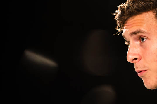 Victor Nilsson Lindelöf på en presskonferens