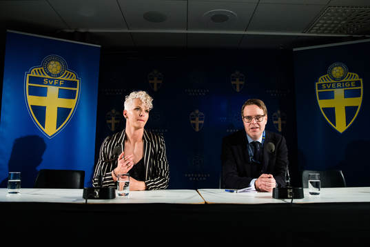 Nilla Fischer på en presskonferens och Svenska