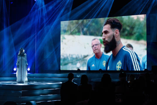 Jonna Jinton uppträder medan Jimmy Durmaz visas på