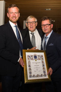 Anders Heimer och Lennart Lummi från Sundsvalls DFF mottar