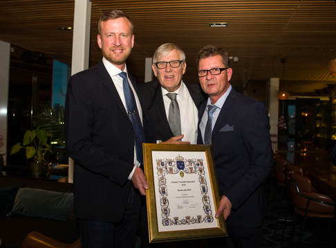 Anders Heimer och Lennart Lummi från Sundsvalls DFF mottar