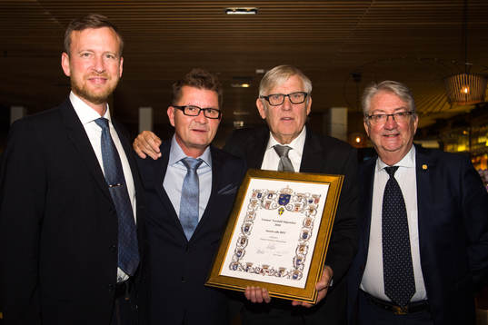 Anders Heimer och Lennart Lummi från Sundsvalls DFF mottar