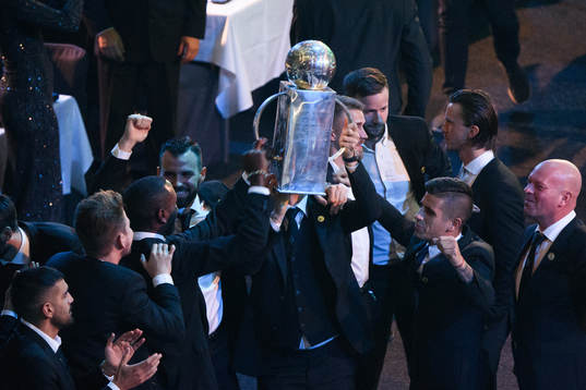 s spelare jublar med Lennart Johanssons pokal