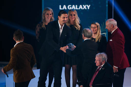 Zlatan Ibrahimovic och Anja Mittag tilldelas priset Årets