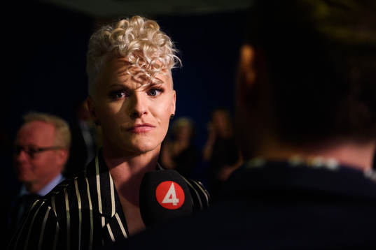 Nilla Fischer blir intervjuad av TV4