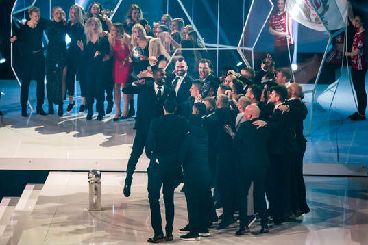Piteås damer och AIKs herrar jublar på scenen