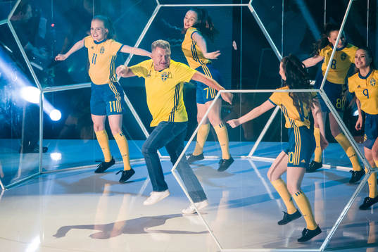 Stefan Holm, svensk supporter dansar med dansare