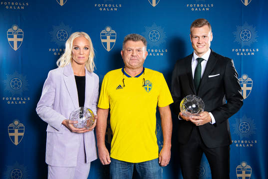 Årets mittfältare dam, Caroline Seger, supportern Stefan