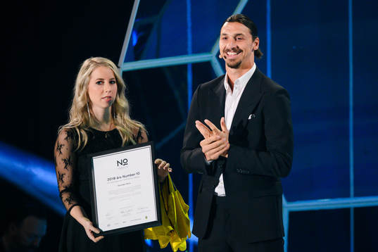 Zlatan Ibrahimovic delar ut  Nr.10 stipendiet