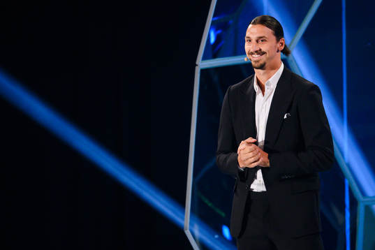 Zlatan Ibrahimovic delar ut  Nr.10 stipendiet