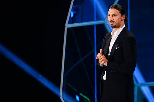 Zlatan Ibrahimovic delar ut  Nr.10 stipendiet