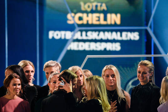 Lotta Schelin samlat med lagkamrater på scen