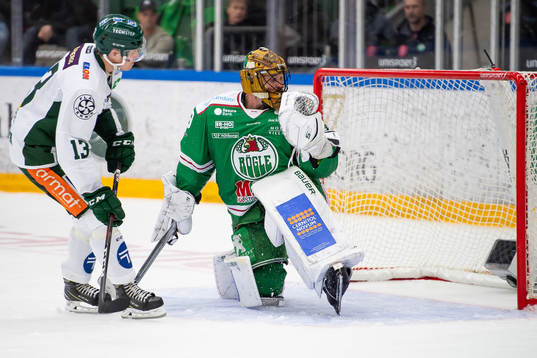 Färjestads Daniel Viksten gör mål på Rögles målvakt