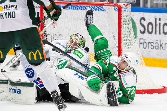 Rögles Daniel Zaar faller över Färjestads målvakt