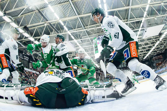 Rögles Simon Ryfors framför Färjestads målvakt Markus