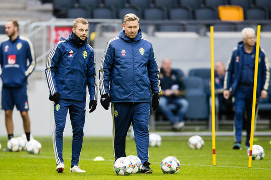 Sveriges Sebastian Larsson och assisterande tränare Peter
