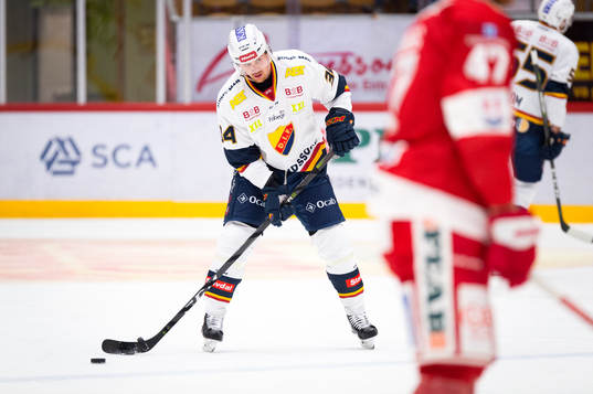 Djurgårdens Daniel Brodin värmer upp