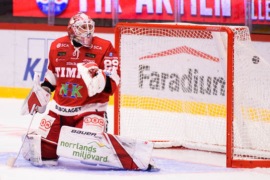 Timrås målvakt Niklas Svedberg släpper in 1-0