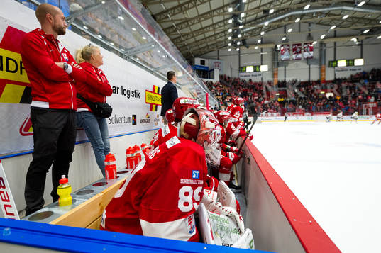 Timrås målvakt Niklas Svedberg på bänken