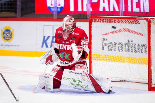 Timrås målvakt Niklas Svedberg  släpper in 1-0 målet