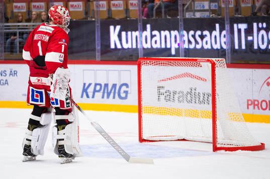 Timrås målvakt Victor Brattström byts in