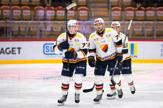 Djurgårdens Emil Bemström och Jonathan Davidsson jublar