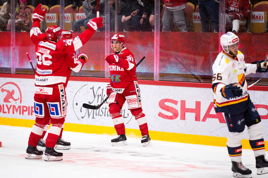 Timrås Filip Hållander jublar