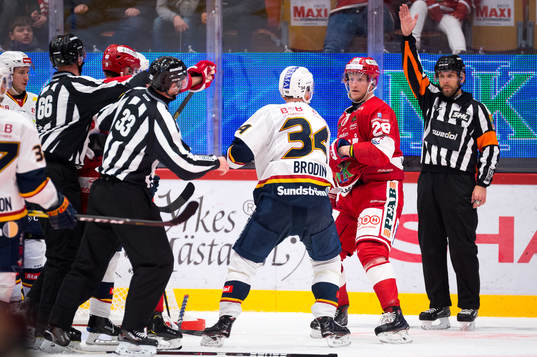 Djurgårdens Daniel Brodin och Timrås David Printz bråkar