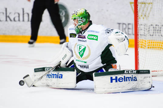 Färjestads målvakt Markus Svensson räddar