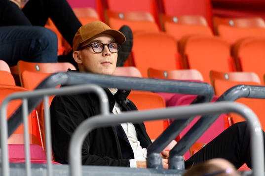 Frölundas Joel Mustonen på läktaren innan