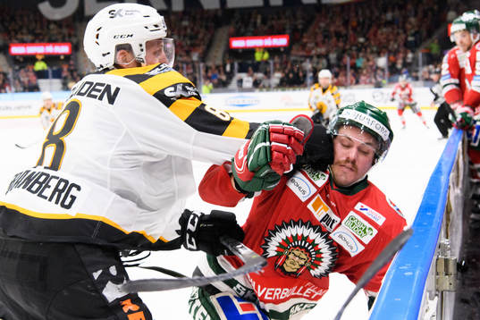 Skellefteås Petter Granberg tacklar Frölundas Sebastian