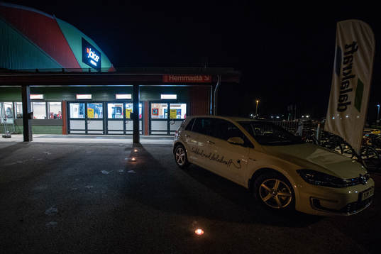Dalakraft laddar elbilar utanför Jalas Arena innan