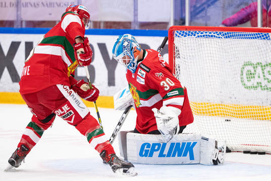 Moras målvakt Janne Juvonen och Andrew Rowe
