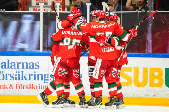Moras Michael Keränen jublar med lagkamrater