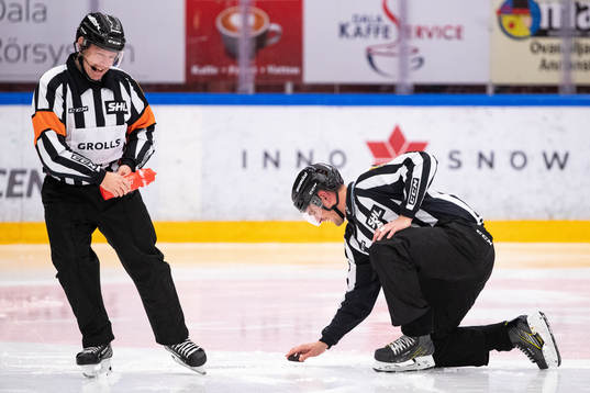 Domare Wolmer Edqvist och linjedomare David Laksola fixar