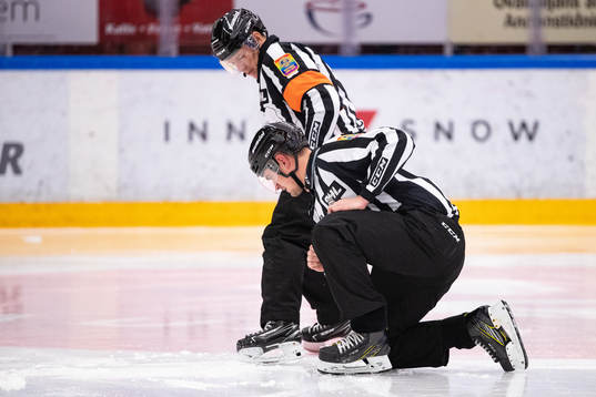 Domare Wolmer Edqvist och linjedomare David Laksola fixar