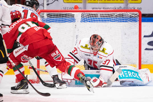 Örebros målvakt Eero Kilpeläinen och Örebros ???och