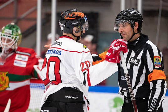 Örebros Marcus Weinstock och domare Mikael Sjöqvist