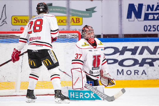 Örebros målvakt Eero Kilpeläinen och Linus Arnesson
