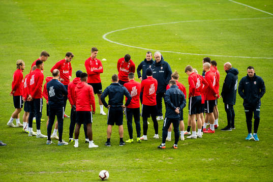 Lars Lagerbäck, head coach of Norway, and the players of